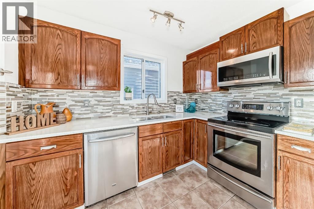 11 Martinridge Place NE, Calgary, Alberta  T3J 3B8 - Photo 6 - A2286197