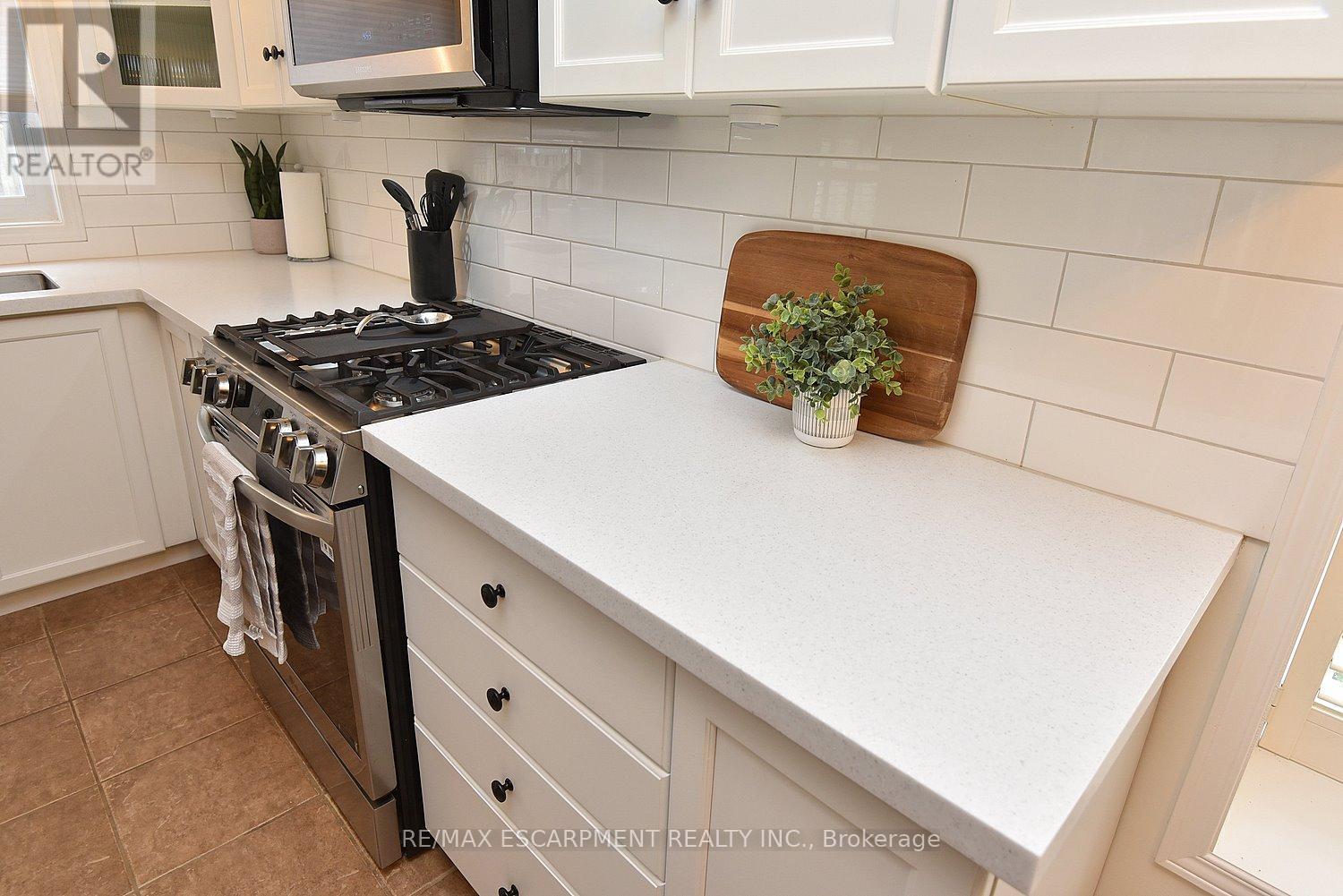 111 Magnolia Crescent, Grimsby, Ontario  L3M 5R5 - Photo 11 - X12919222