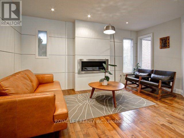 1070 Lindsay Drive, Oakville, Ontario  L6M 3B5 - Photo 3 - W12842666