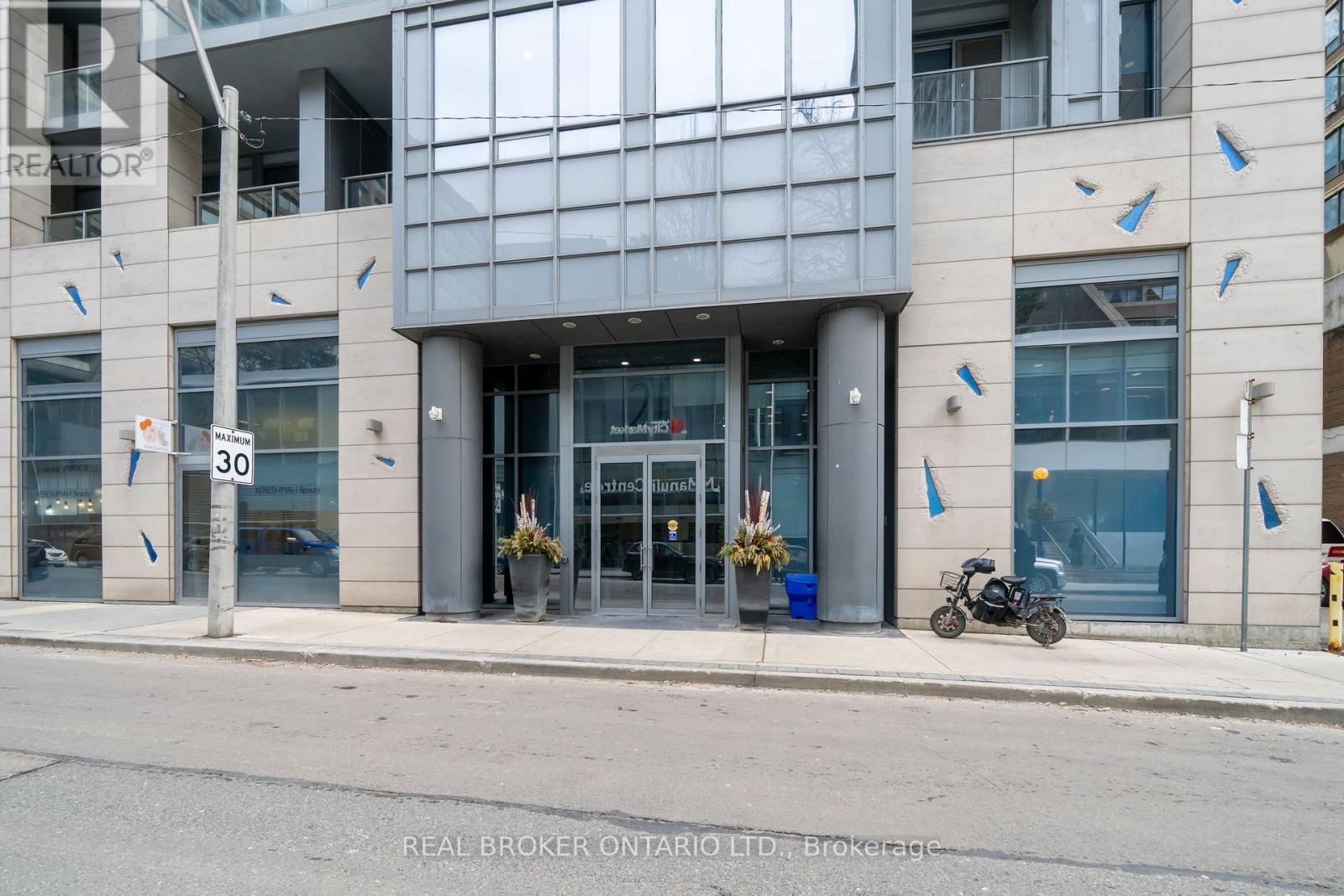 2202 - 21 Balmuto Street, Toronto, Ontario  M4Y 1W4 - Photo 2 - C12919352