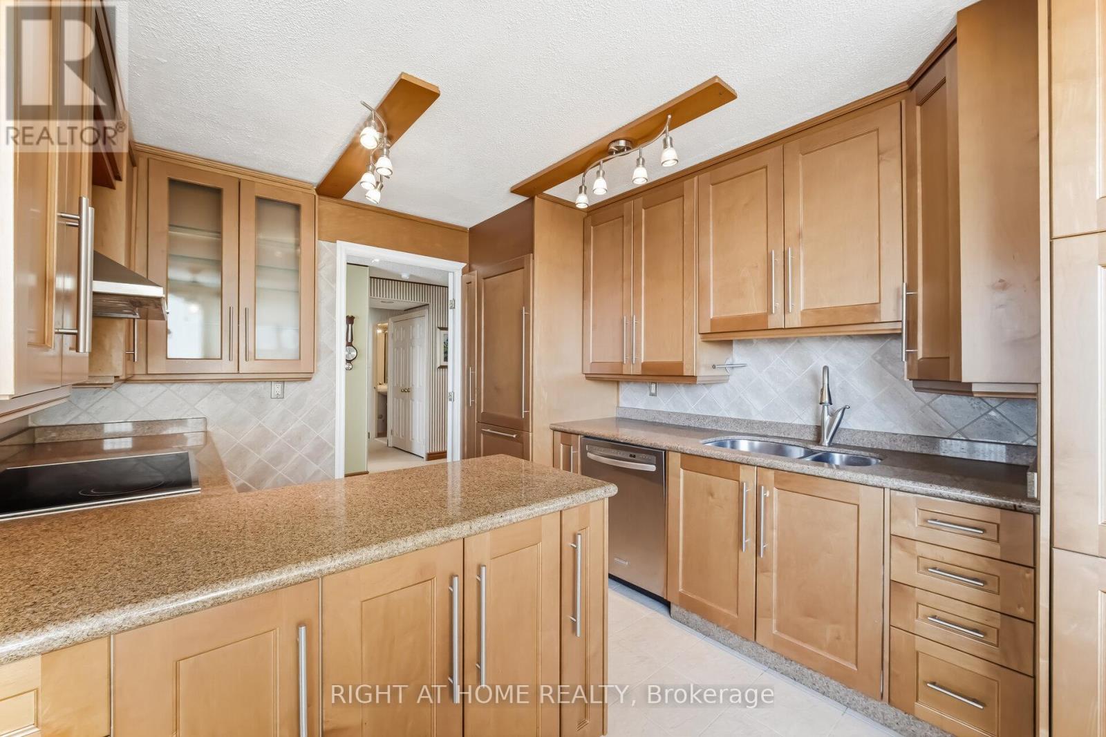 711 - 120 Promenade Circle, Vaughan, Ontario L4J 7W9 - Photo 16 - N12919420