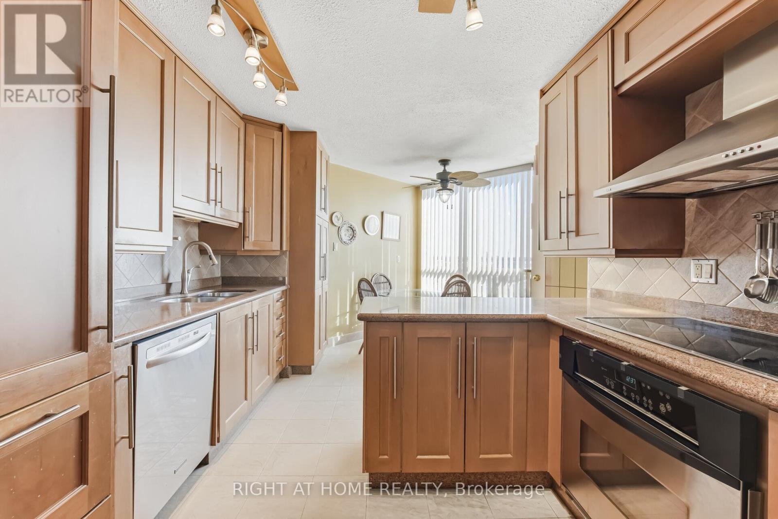 711 - 120 Promenade Circle, Vaughan, Ontario L4J 7W9 - Photo 20 - N12919420