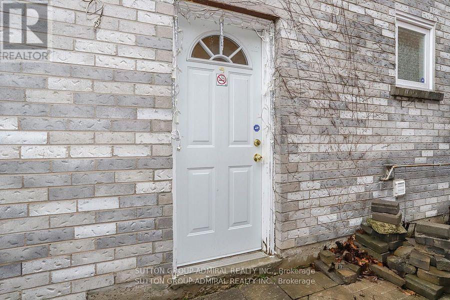 132 Larratt Lane, Richmond Hill, Ontario  L4C 0E6 - Photo 2 - N12919430