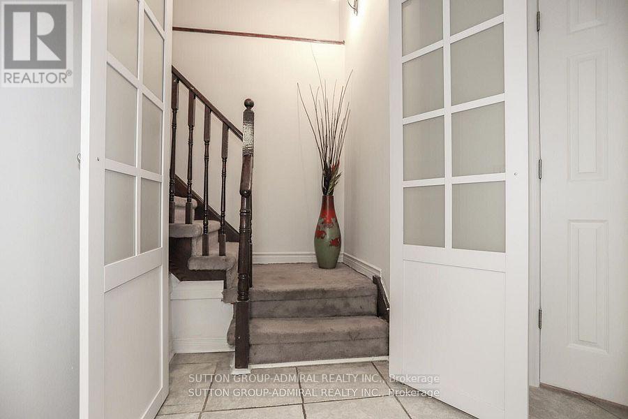 132 Larratt Lane, Richmond Hill, Ontario  L4C 0E6 - Photo 3 - N12919430