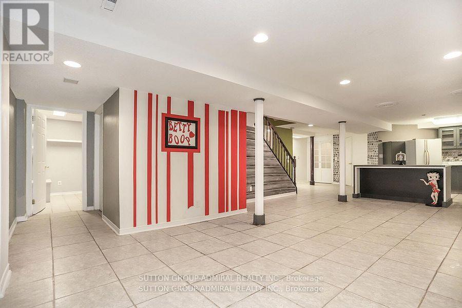 132 Larratt Lane, Richmond Hill, Ontario  L4C 0E6 - Photo 9 - N12919430