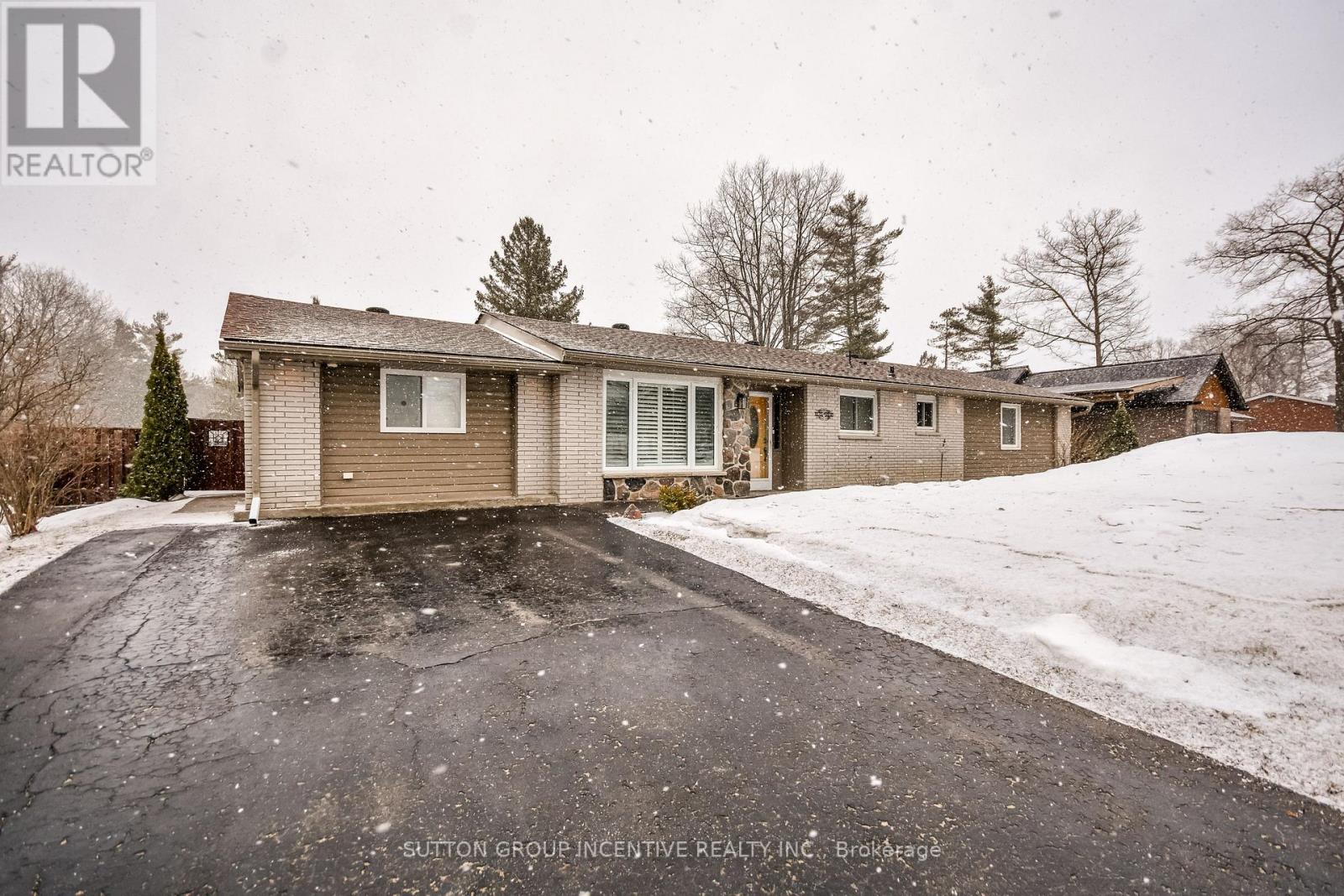 355 Zoo Park Road, Wasaga Beach, Ontario  L9Z 1S7 - Photo 2 - S12919284