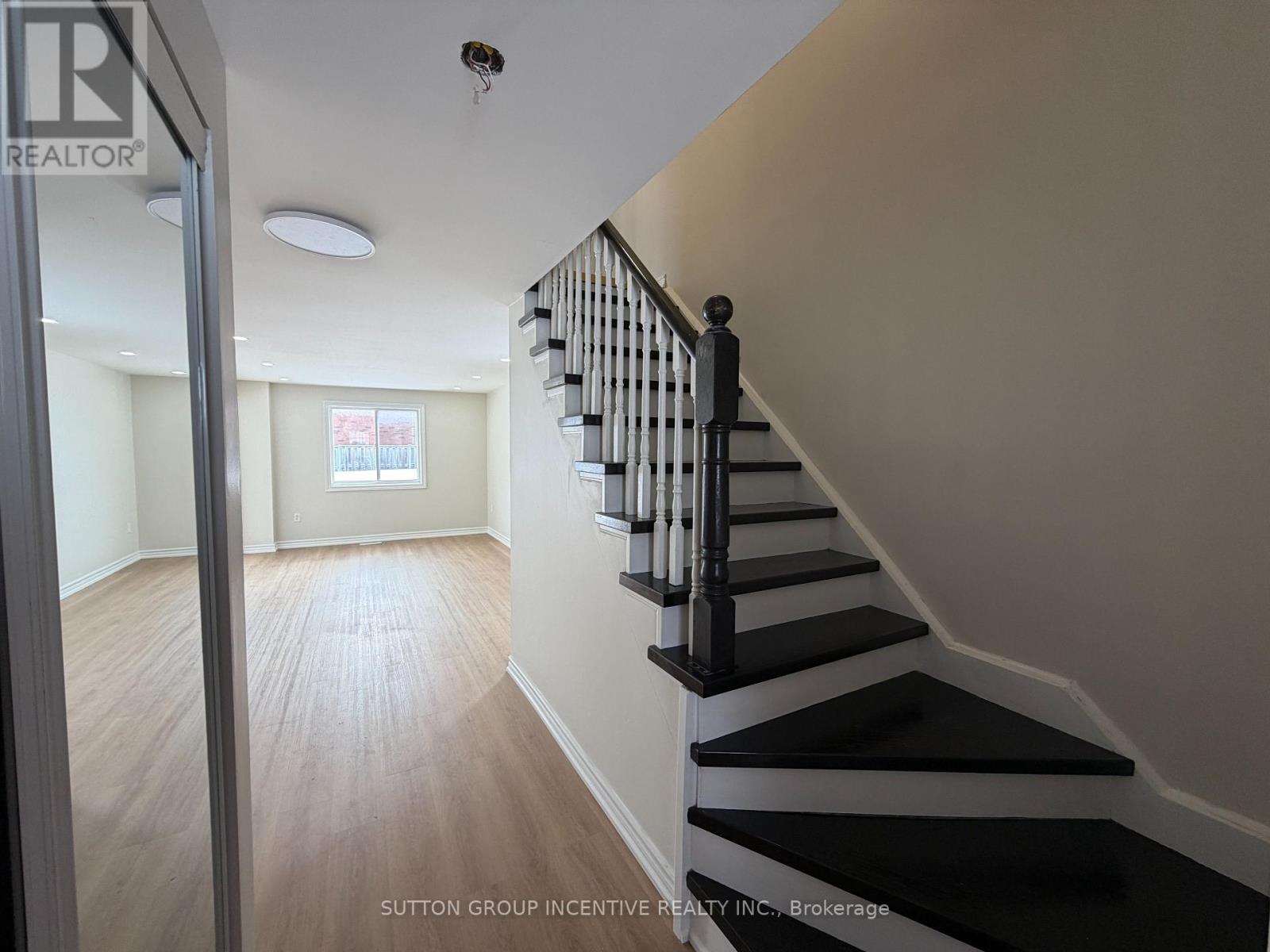 15 Timothy Lane, Barrie (Holly), Ontario  L4N 9Z6 - Photo 2 - S12919434