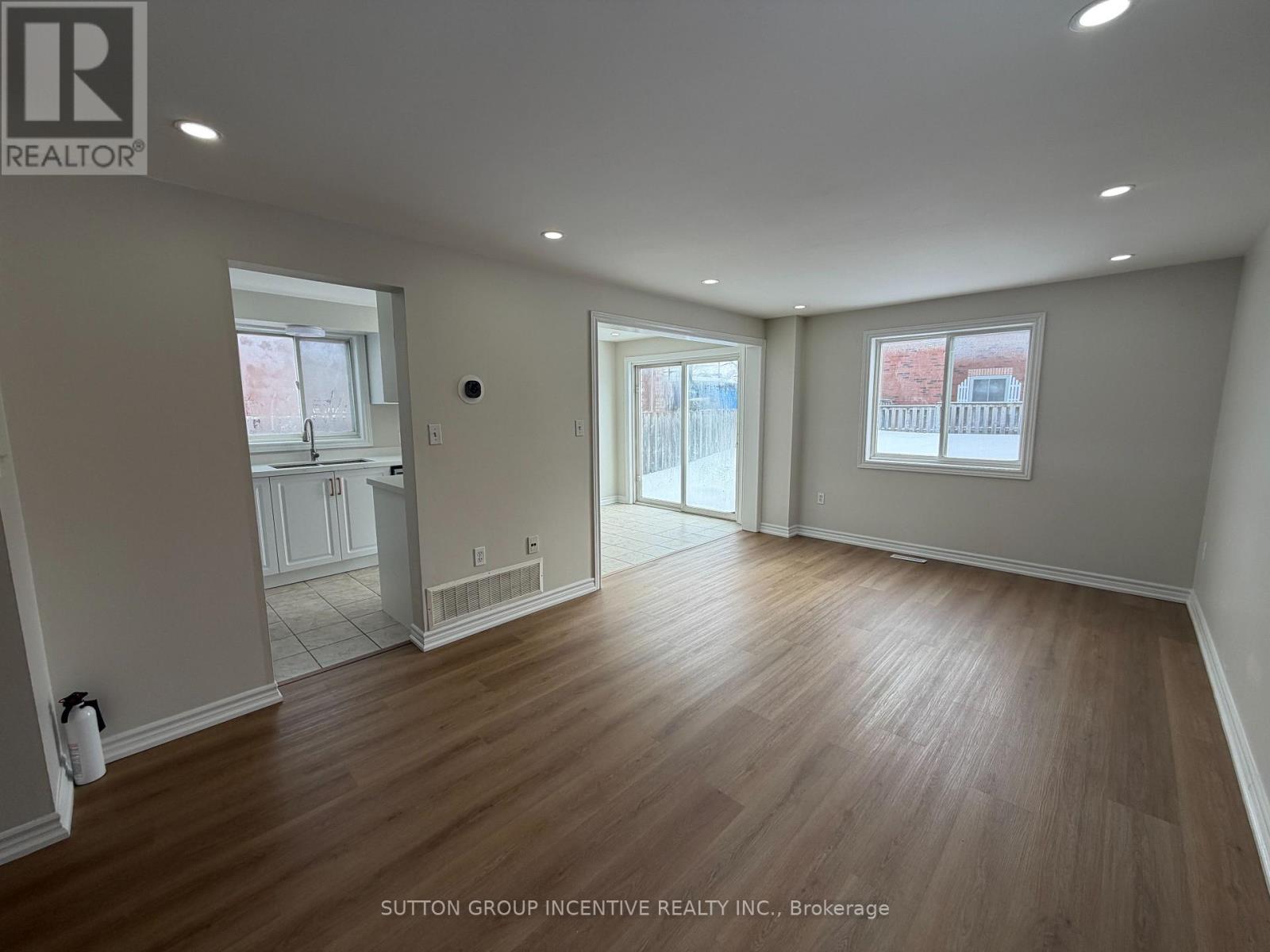 15 Timothy Lane, Barrie (Holly), Ontario  L4N 9Z6 - Photo 5 - S12919434