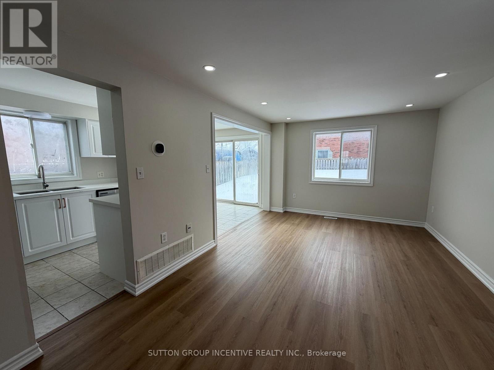 15 Timothy Lane, Barrie (Holly), Ontario  L4N 9Z6 - Photo 7 - S12919434