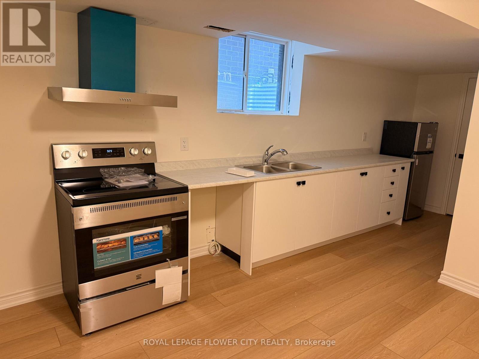 94 Cadillac Crescent, Brampton, Ontario  L7A 3B4 - Photo 7 - W12919272