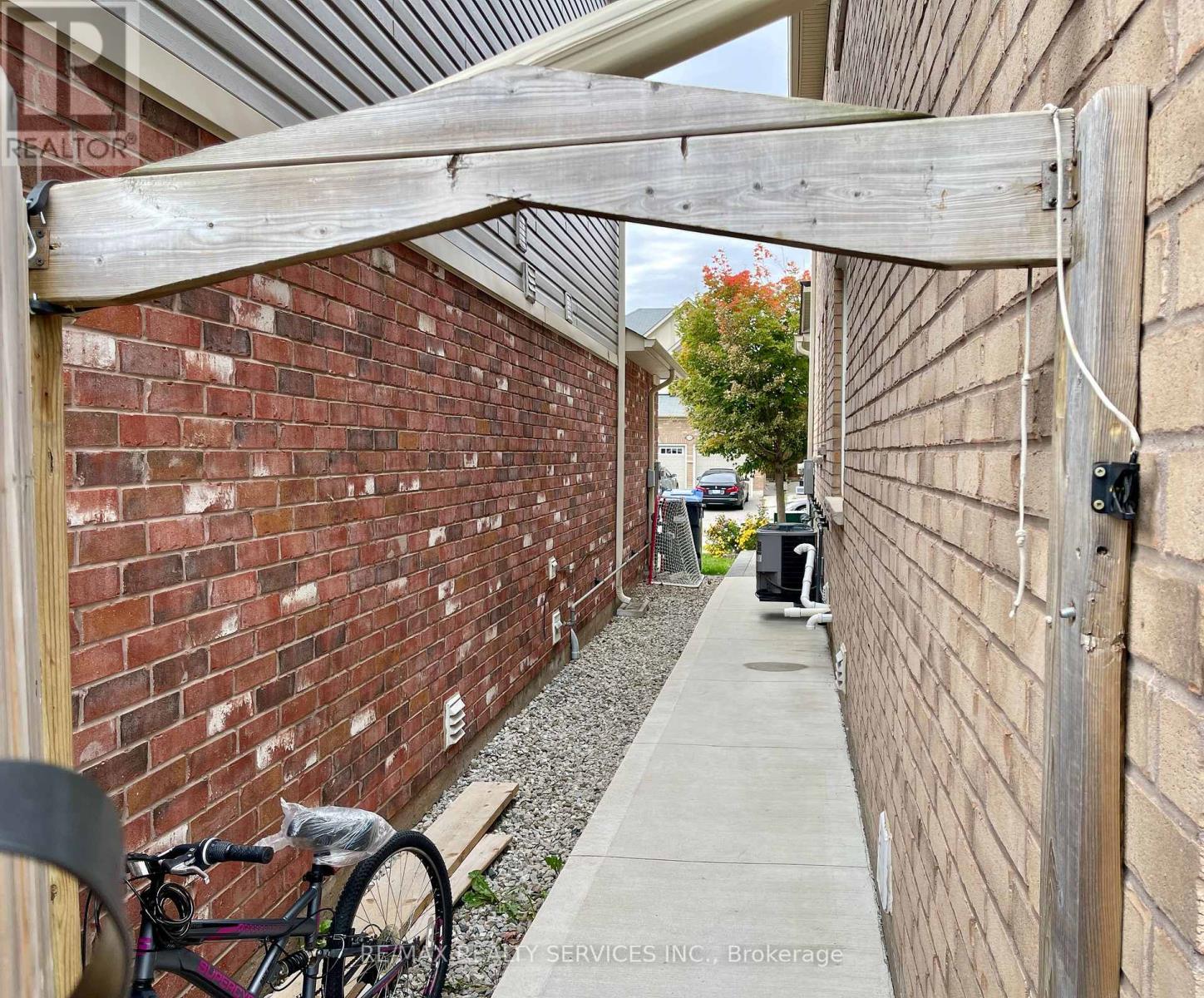 35 Agricola Road, Brampton (Northwest Brampton), Ontario  L7A 0V6 - Photo 9 - W12919298