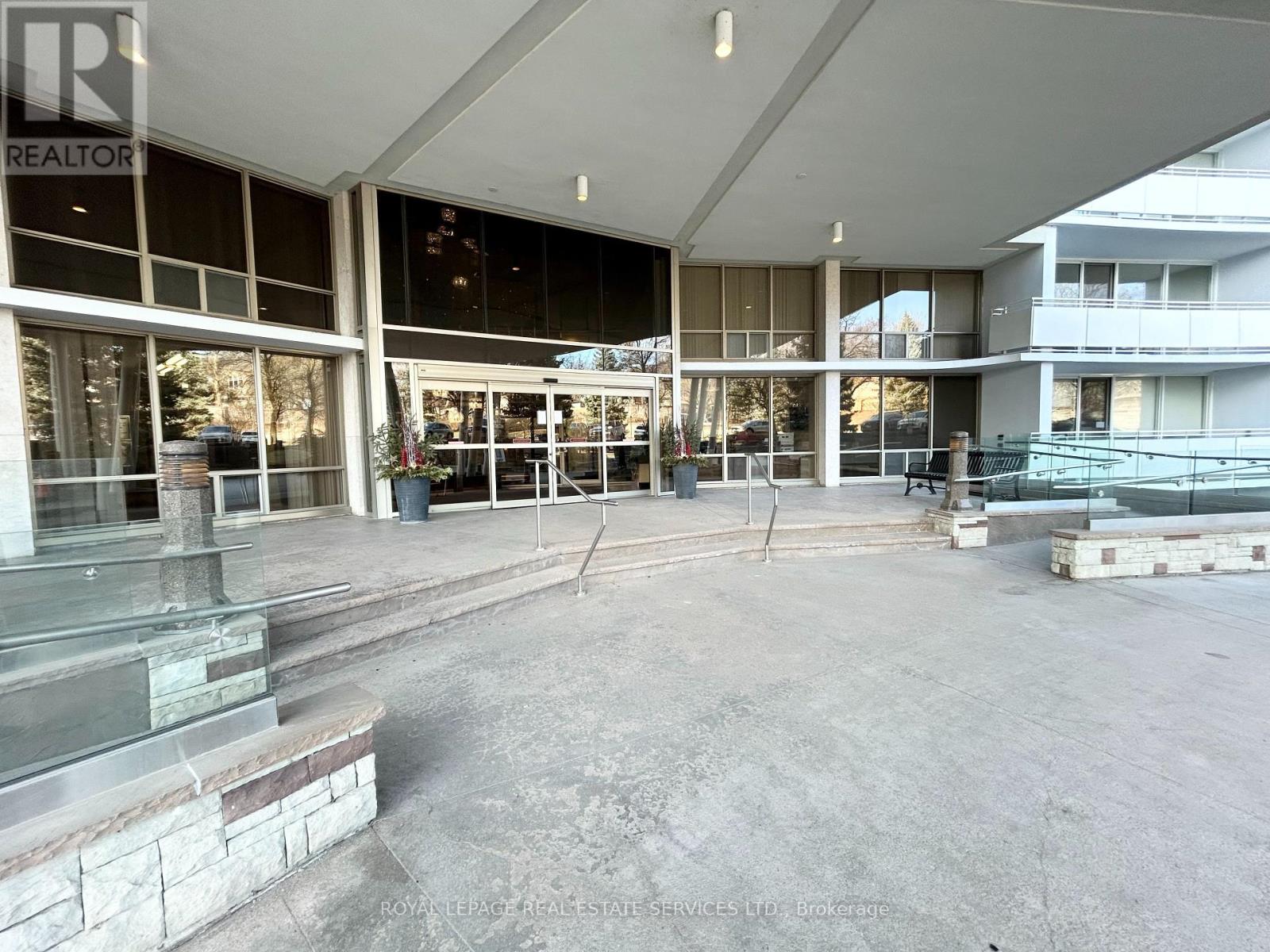 A24 - 20 North Shore Boulevard W, Burlington, Ontario L7T 1A1 - Photo 3 - W12919330