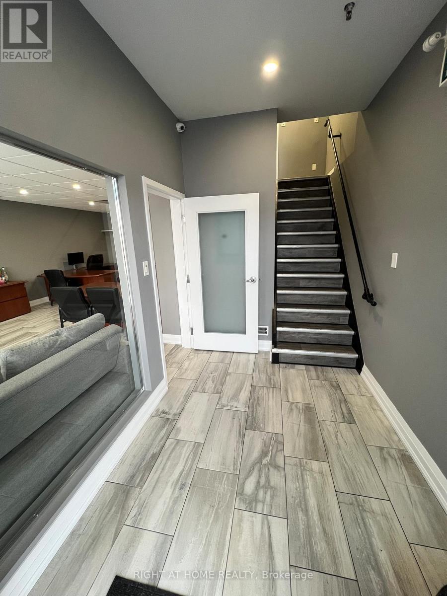 15 - 21 Kenview Boulevard, Brampton (Parkway Belt Industrial Area), Ontario  L6T 5G7 - Photo 2 - W12919332