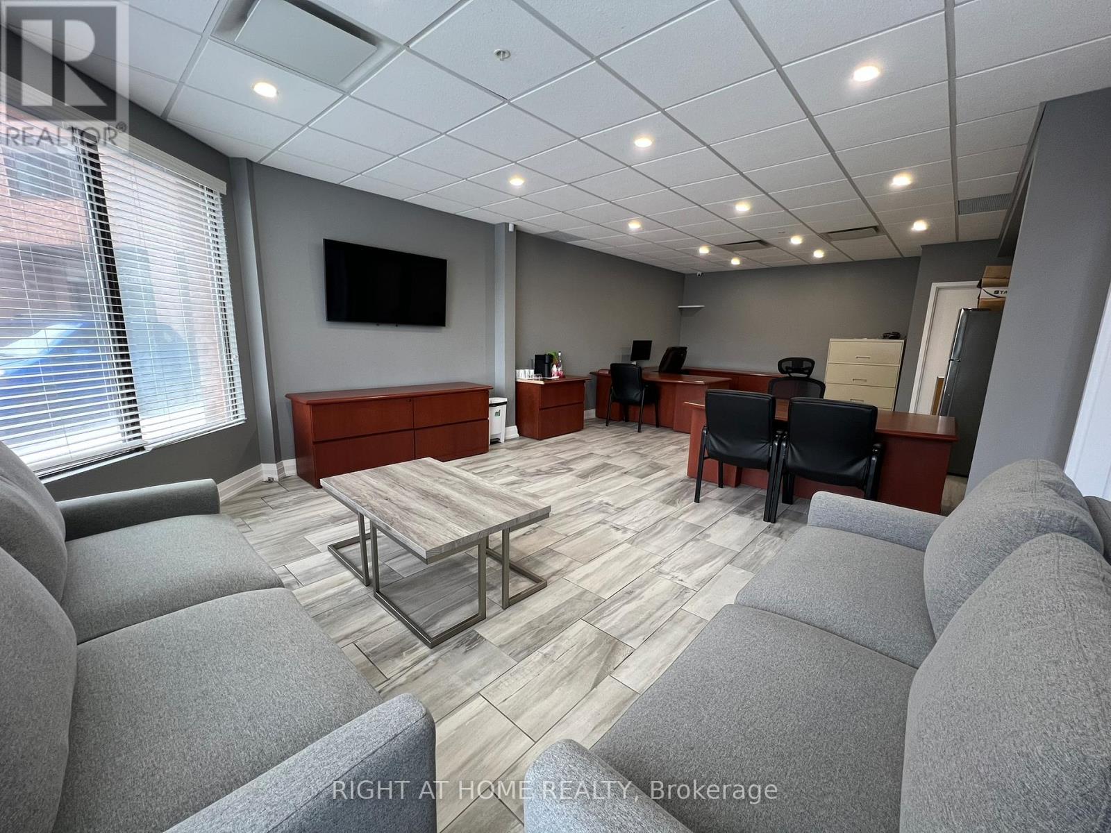 15 - 21 Kenview Boulevard, Brampton (Parkway Belt Industrial Area), Ontario  L6T 5G7 - Photo 4 - W12919332