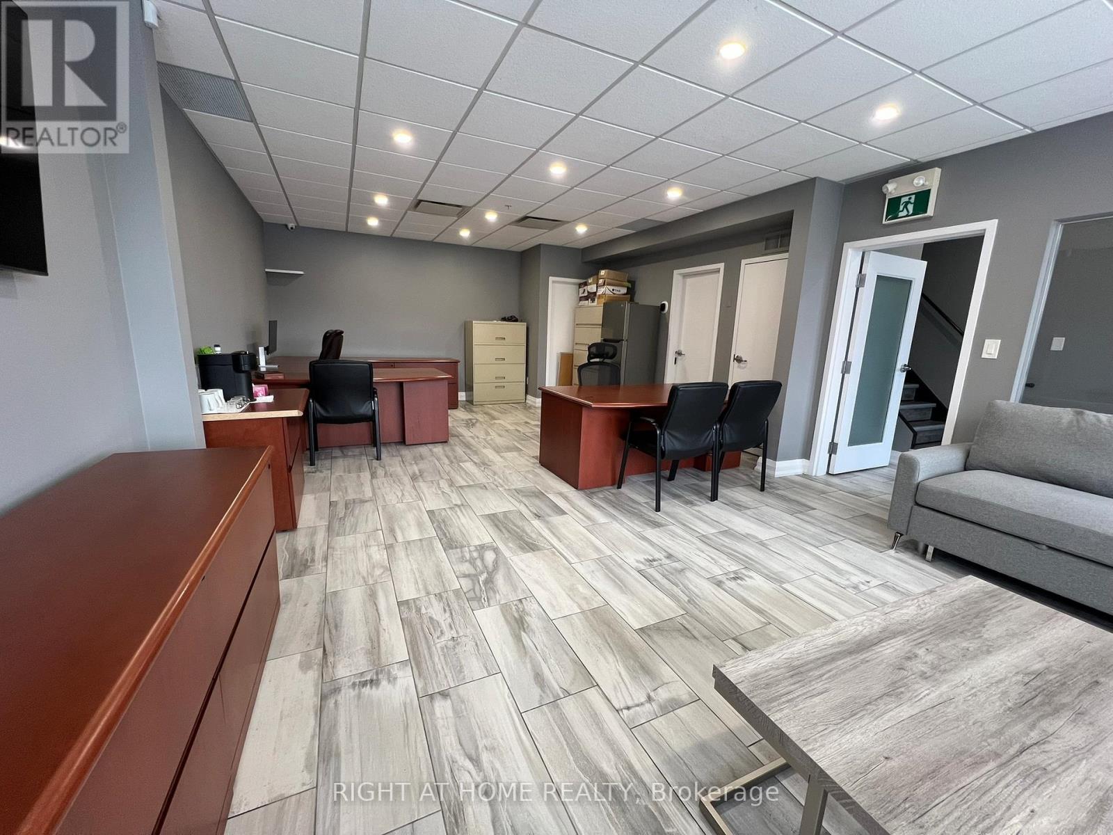 15 - 21 Kenview Boulevard, Brampton (Parkway Belt Industrial Area), Ontario  L6T 5G7 - Photo 5 - W12919332
