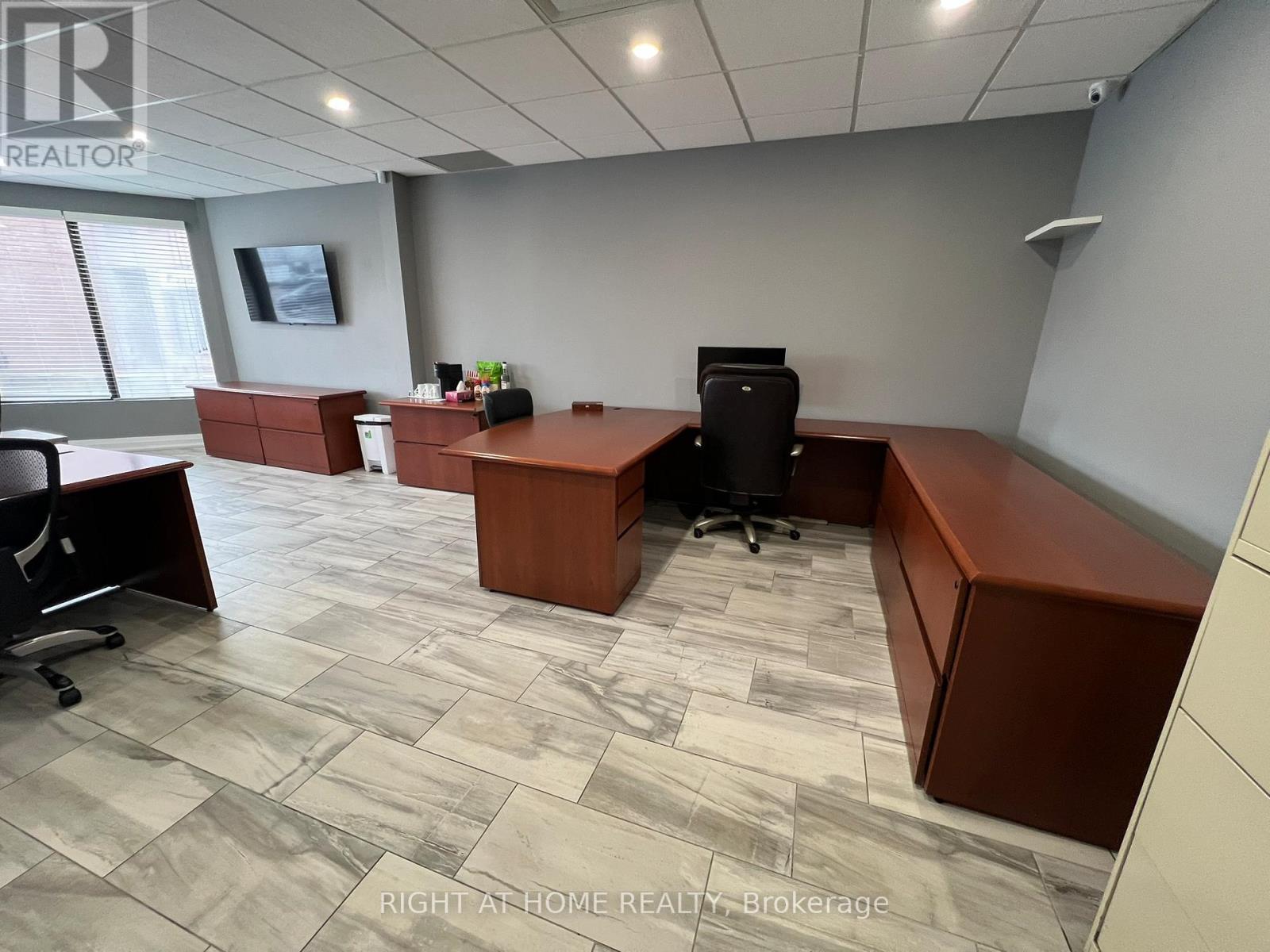 15 - 21 Kenview Boulevard, Brampton (Parkway Belt Industrial Area), Ontario  L6T 5G7 - Photo 9 - W12919332