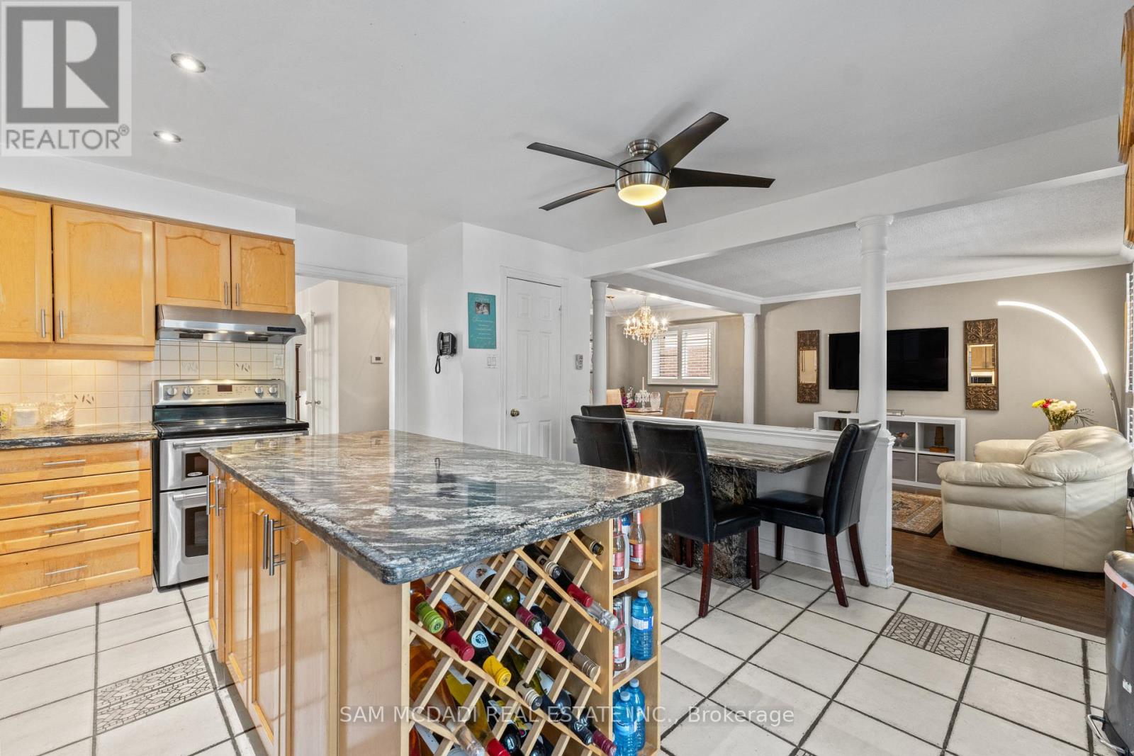 1004 Queensbridge Drive, Mississauga, Ontario  L5C 3R1 - Photo 11 - W12919480