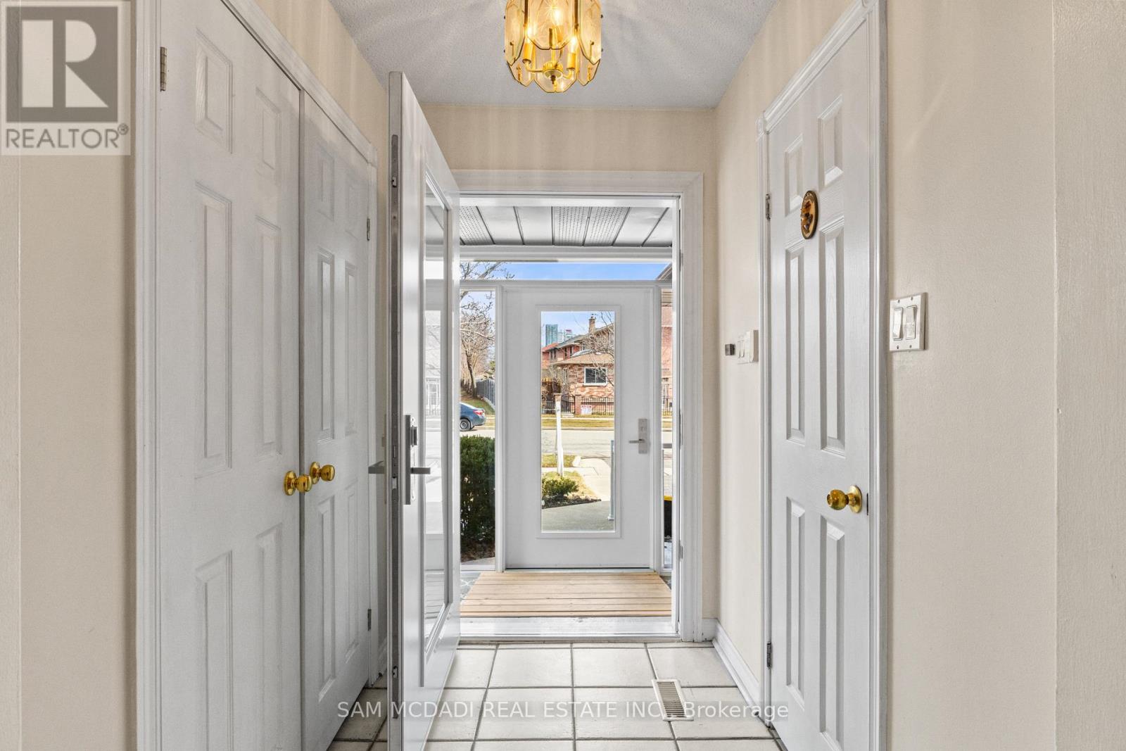 1004 Queensbridge Drive, Mississauga, Ontario  L5C 3R1 - Photo 2 - W12919480