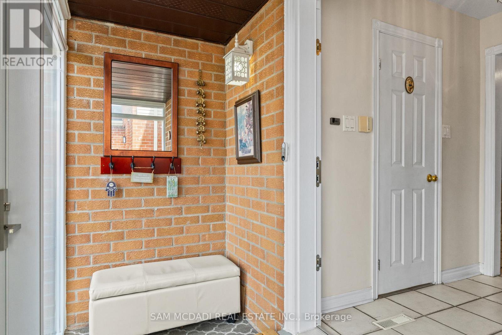 1004 Queensbridge Drive, Mississauga, Ontario  L5C 3R1 - Photo 3 - W12919480