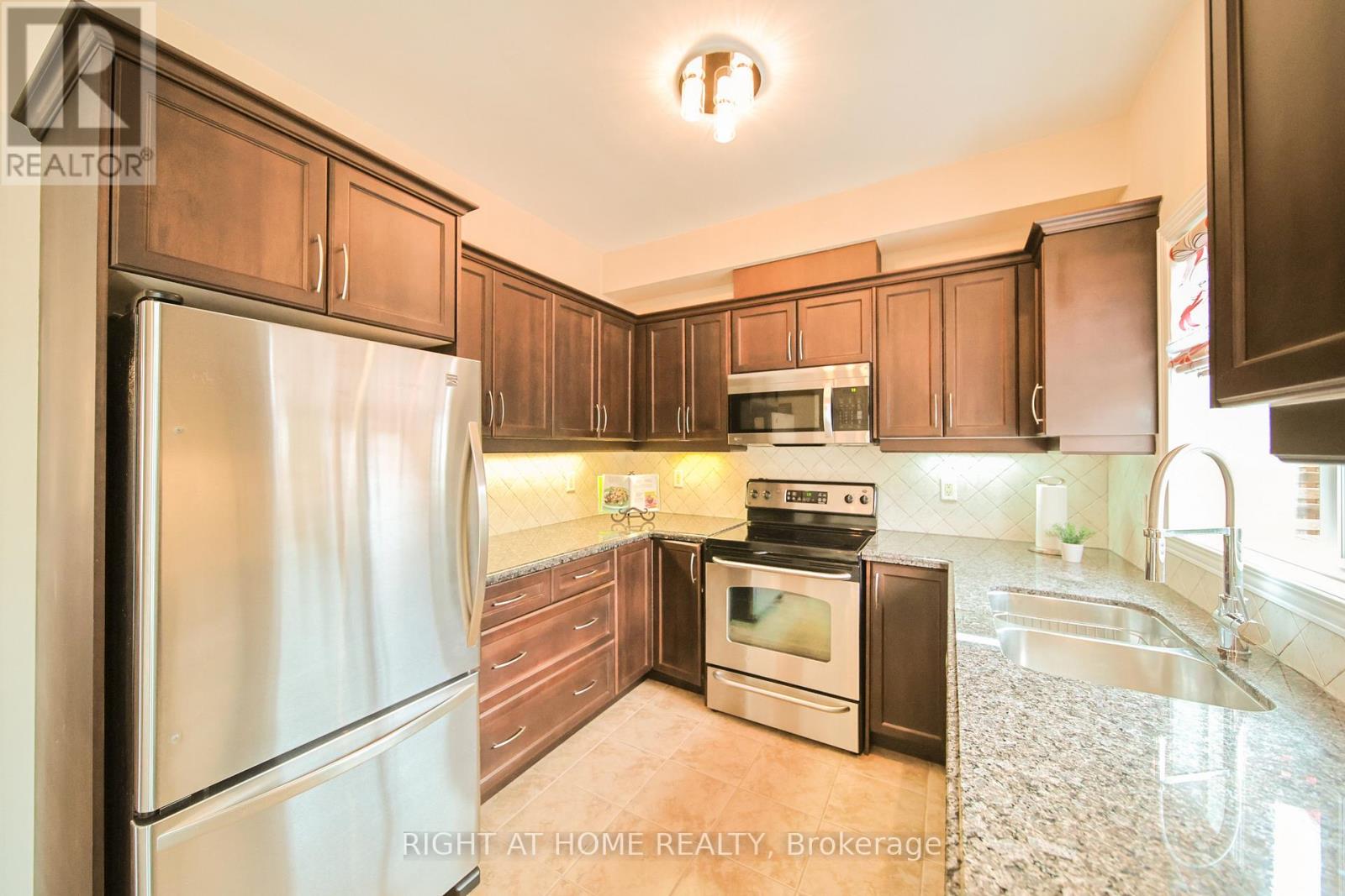12 - 400 Stonehenge Drive, Hamilton (Meadowlands), Ontario  L9K 0A2 - Photo 11 - X12912200