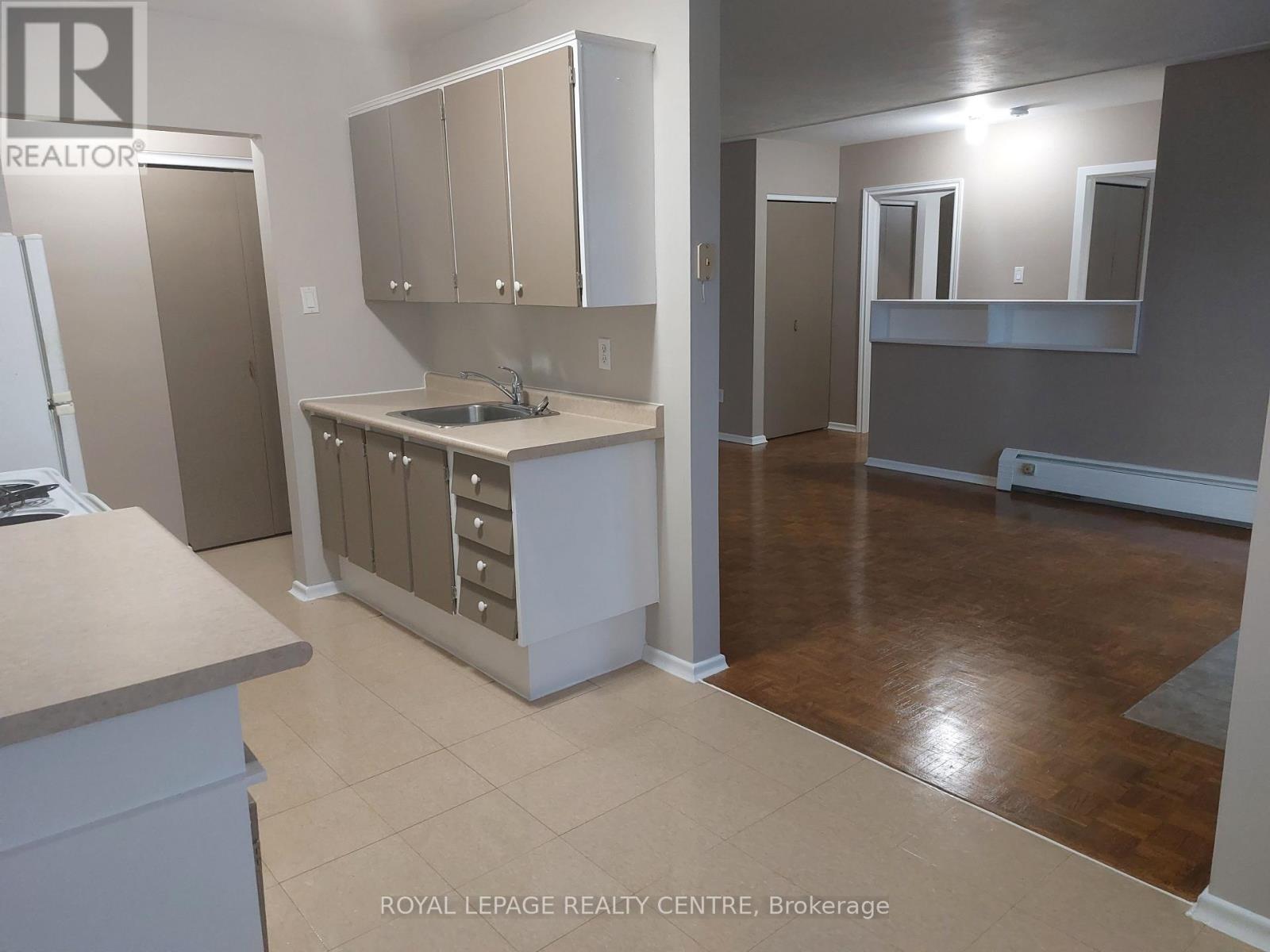 9 - 90 Marshall Street, Waterloo, Ontario  N2J 2T4 - Photo 2 - X12919516