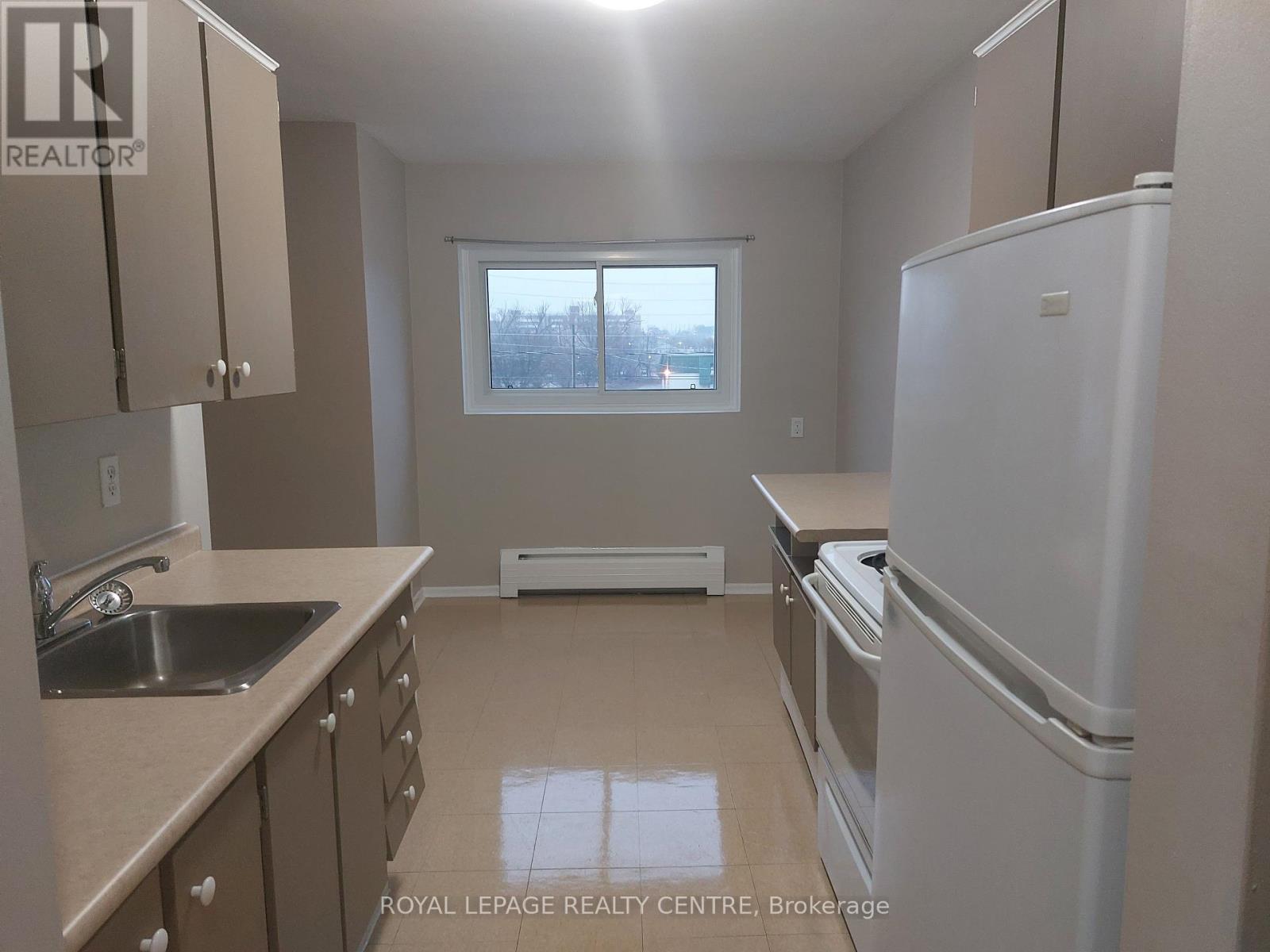 9 - 90 Marshall Street, Waterloo, Ontario  N2J 2T4 - Photo 4 - X12919516