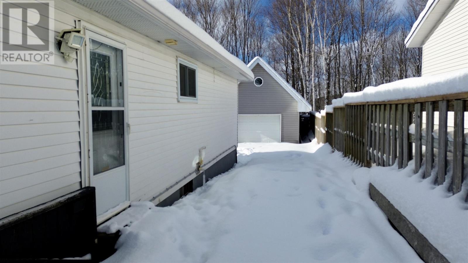 104 Taylor Blvd, Elliot Lake, Ontario  P5A 3K2 - Photo 3 - SM260533