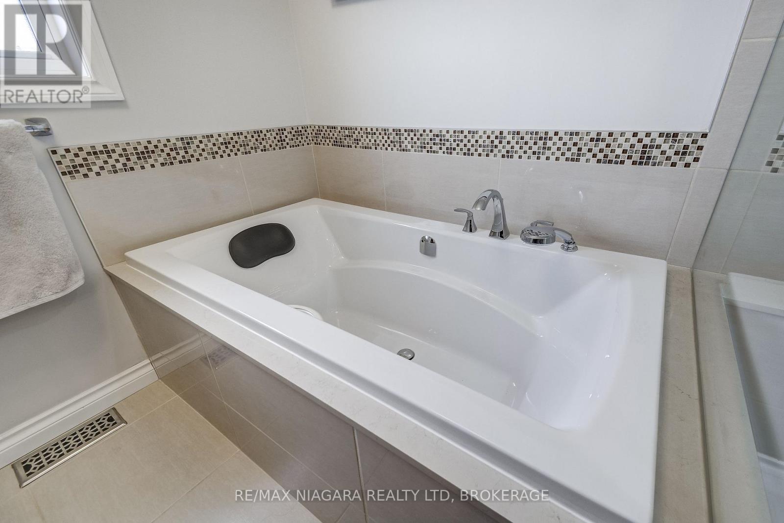 104 Whiteoak Crescent, Welland (N. Welland), Ontario  L3C 6E6 - Photo 36 - X12919646