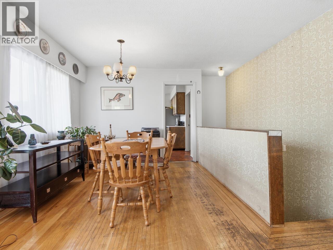 407 E 13th Street, North Vancouver, British Columbia  V7L 2M2 - Photo 4 - R3103428