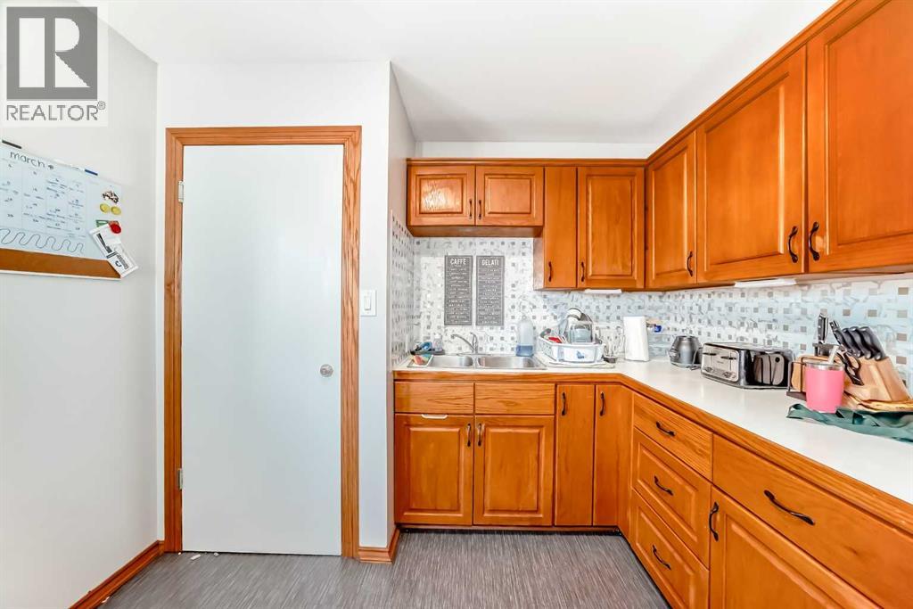 1415 Rosehill Drive Nw, Calgary, Alberta  T2K 1M3 - Photo 5 - A2295667