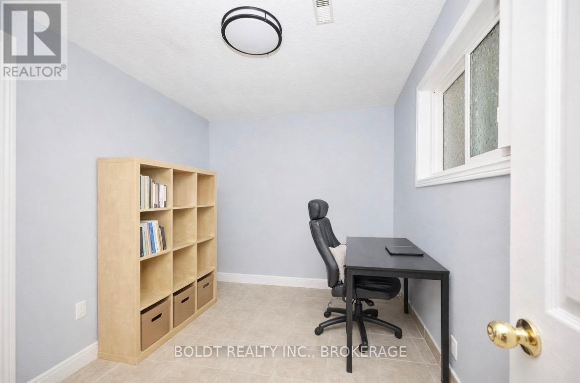 17 Colborne Street, Thorold, Ontario L2V 3P8 - Photo 11 - X12449381