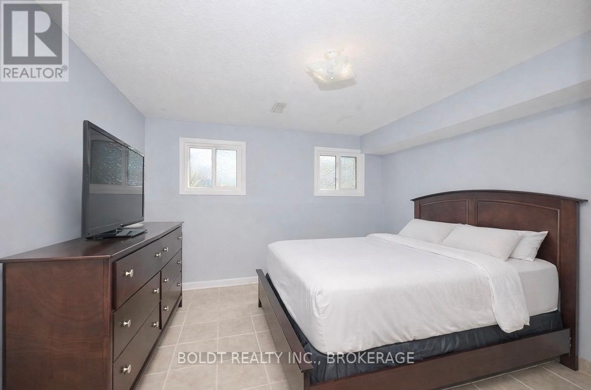 17 Colborne Street, Thorold, Ontario L2V 3P8 - Photo 12 - X12449381