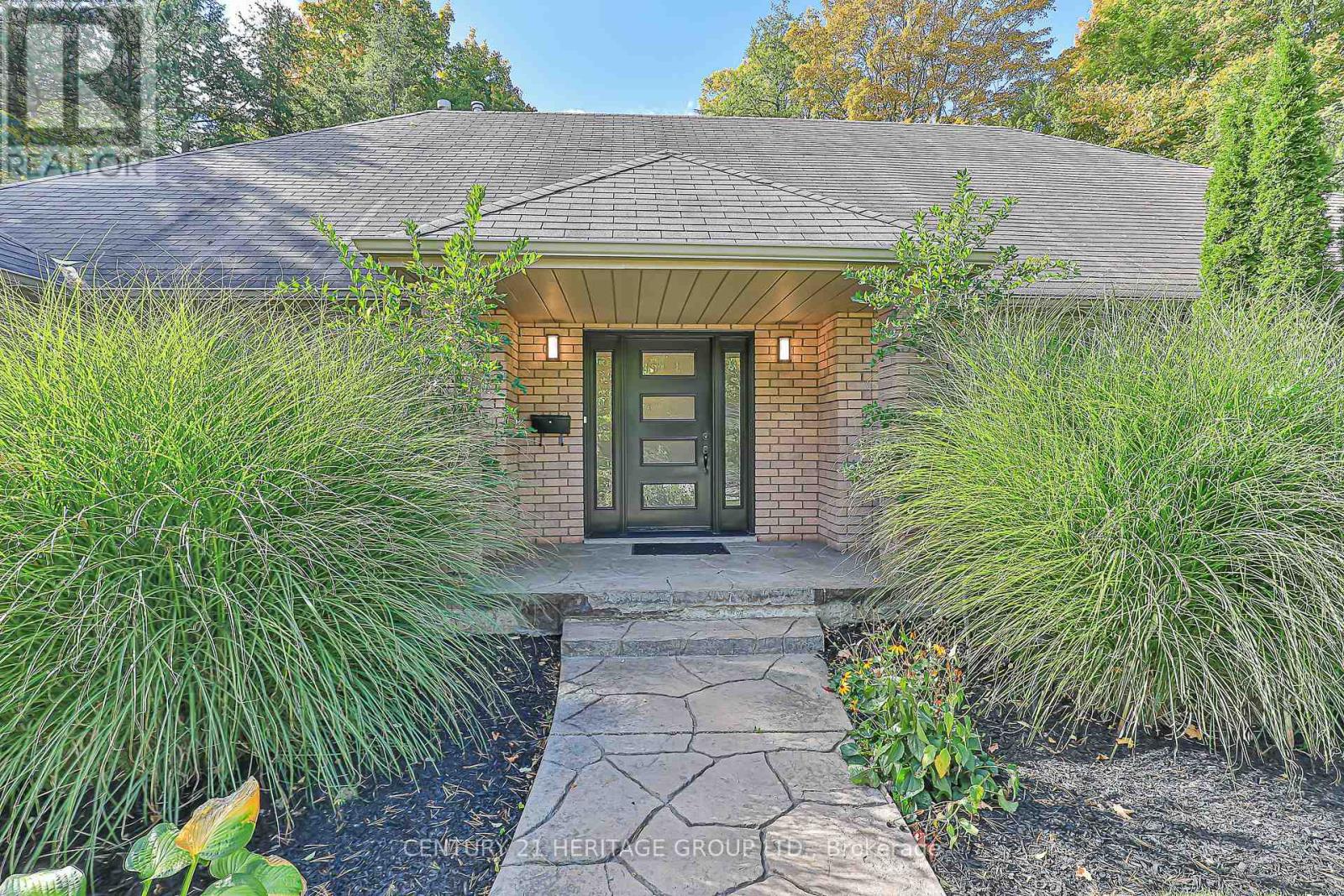 46 Pineneedle Drive, Aurora, Ontario  L4G 4Y6 - Photo 5 - N12919678