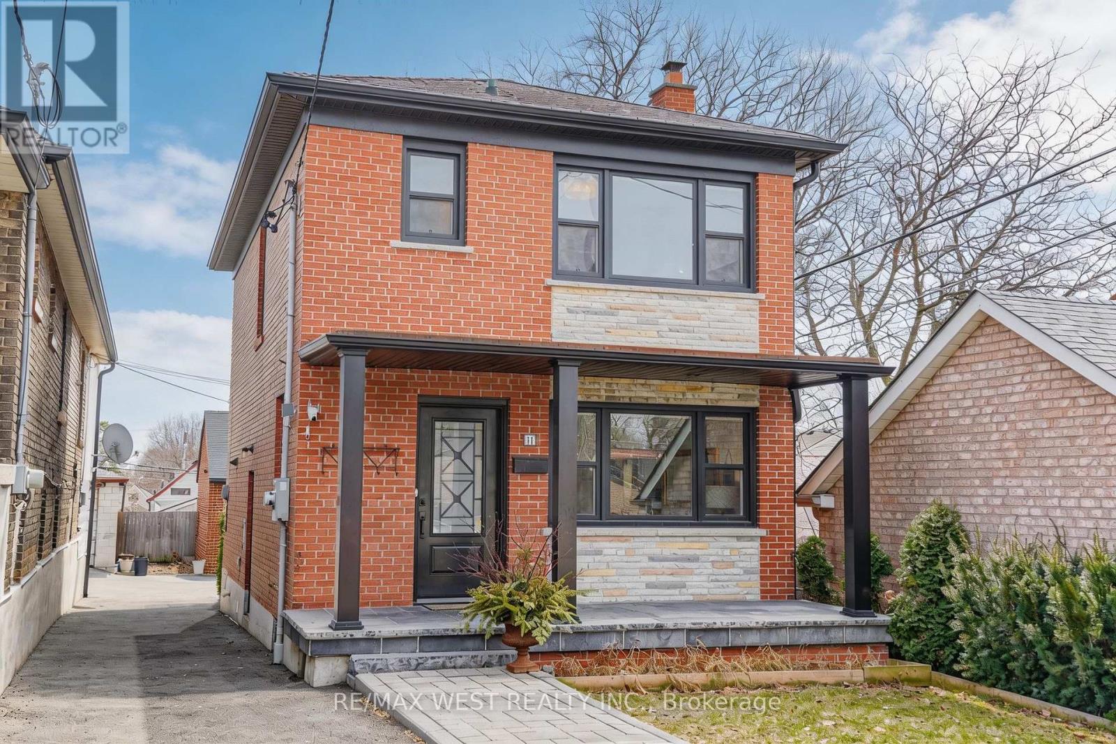 11 HELEN AVENUE, Toronto, Ontario