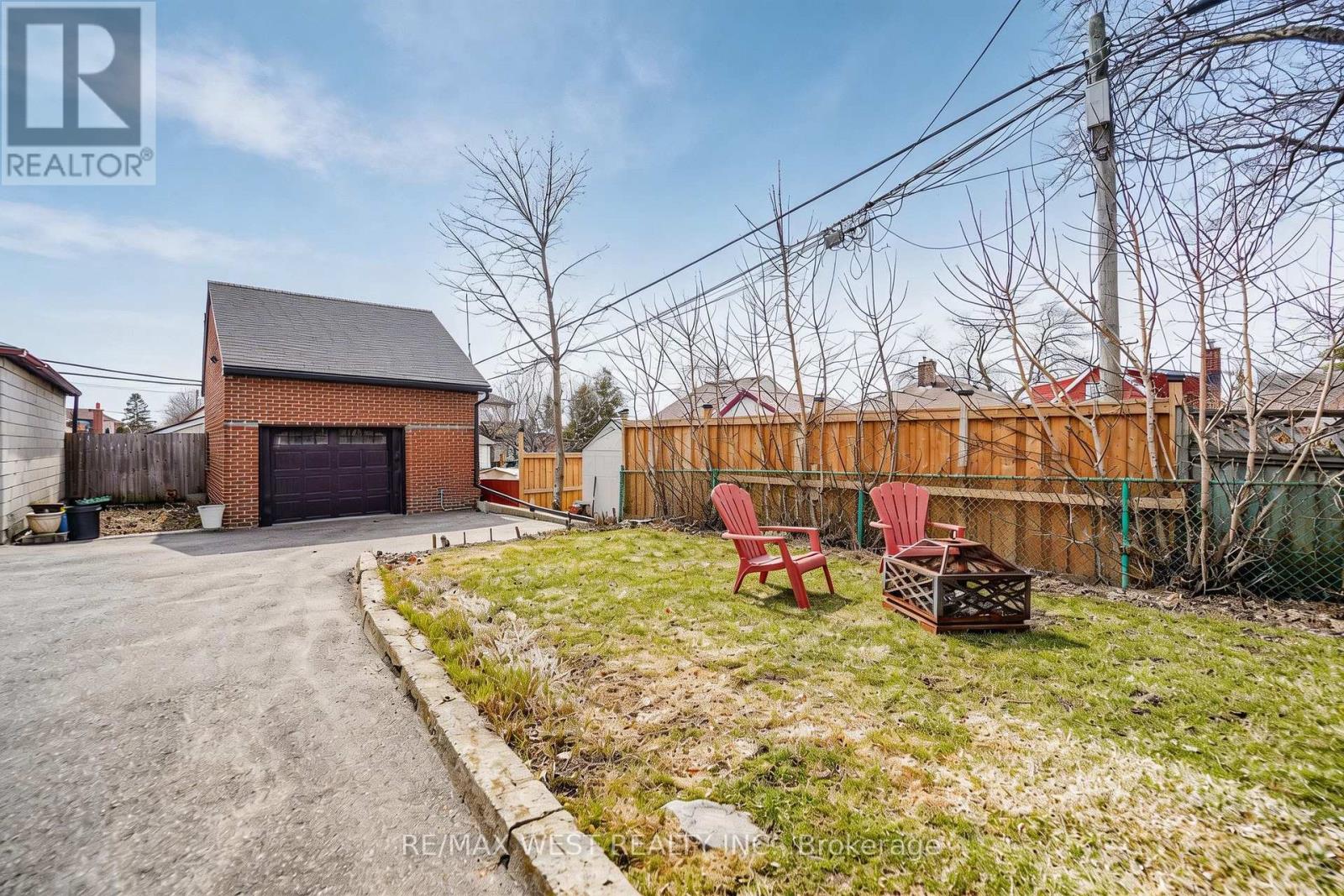 11 Helen Avenue, Toronto, Ontario  M6N 2B4 - Photo 10 - W12919556