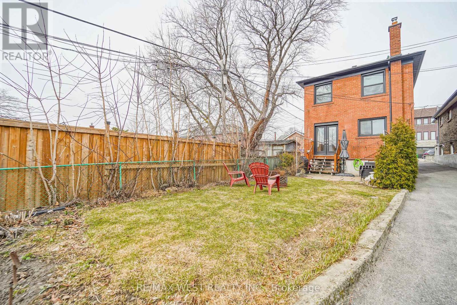 11 Helen Avenue, Toronto, Ontario  M6N 2B4 - Photo 11 - W12919556