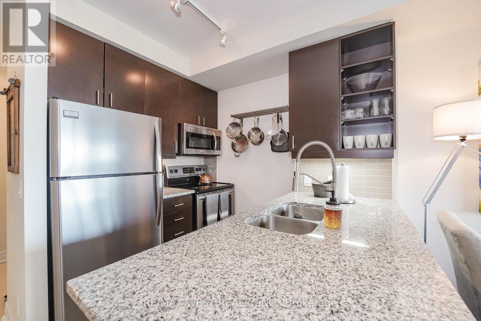 909 - 100 John Street, Brampton, Ontario  L6W 0A8 - Photo 6 - W12919574