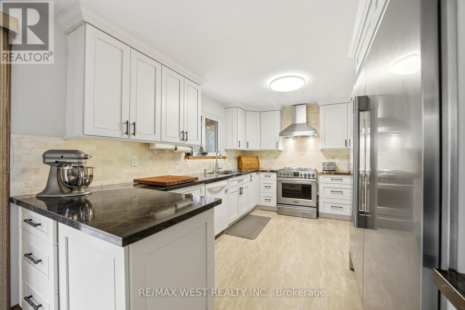 60 Majestic Crescent, Brampton, Ontario  L6S 3N2 - Photo 4 - W12919612