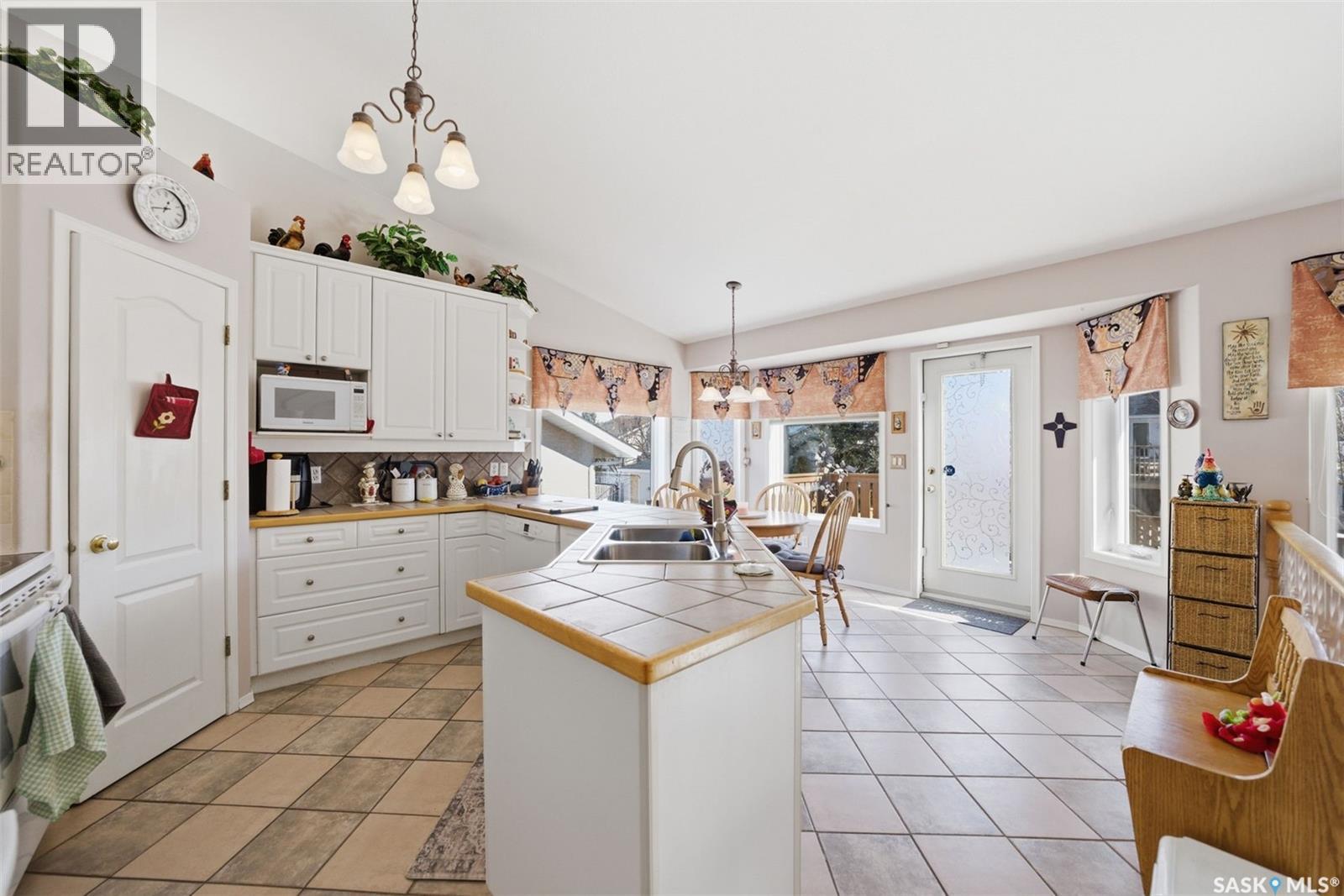 707 Bayview Close, Saskatoon, Saskatchewan  S7V 1B7 - Photo 8 - SK031274