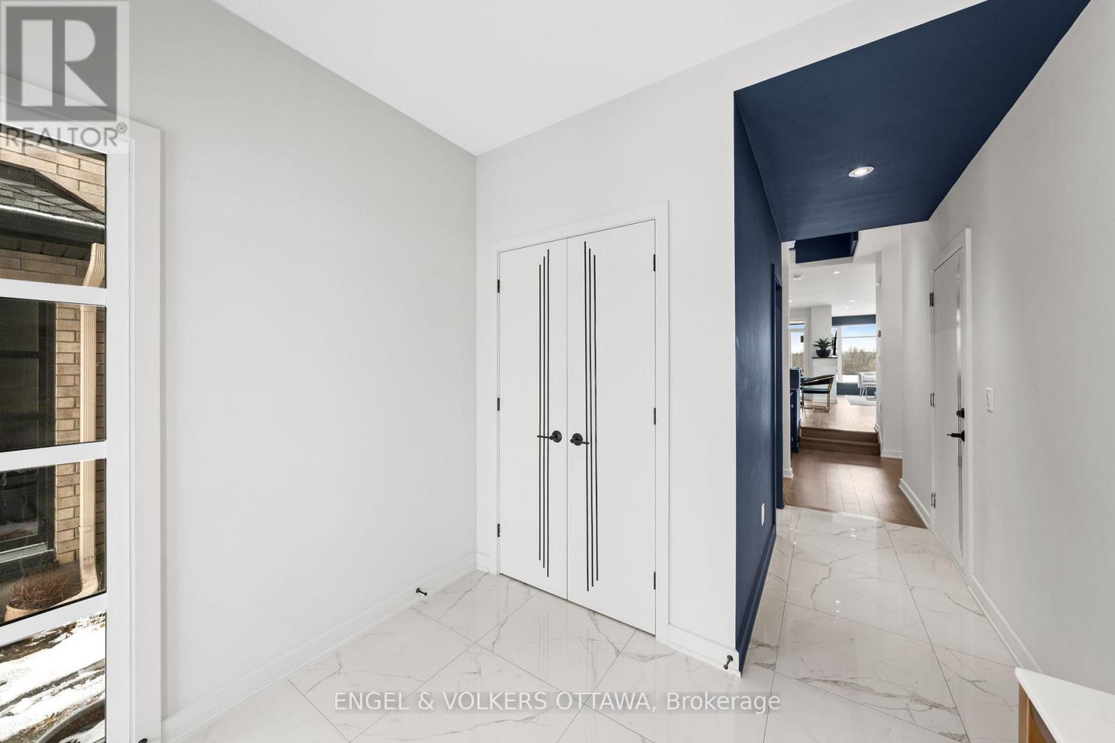 250 Shuttleworth Drive, Ottawa, Ontario  K1T 0T4 - Photo 3 - X12919826