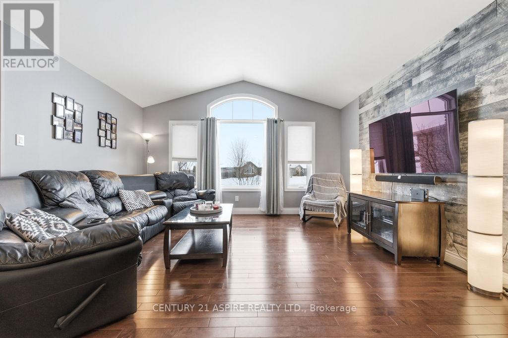 529 Turning Stone Crescent, Petawawa, Ontario K8H 0B3 - Photo 6 - X12919718