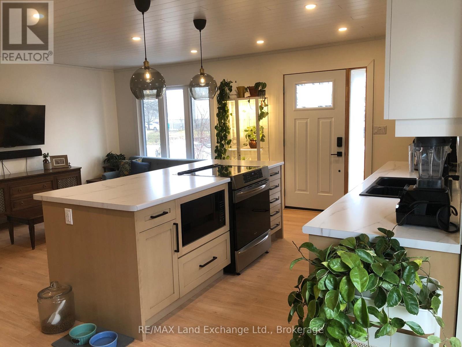 682 Kennard Crescent, Kincardine, Ontario  N2Z 1T3 - Photo 2 - X12917748