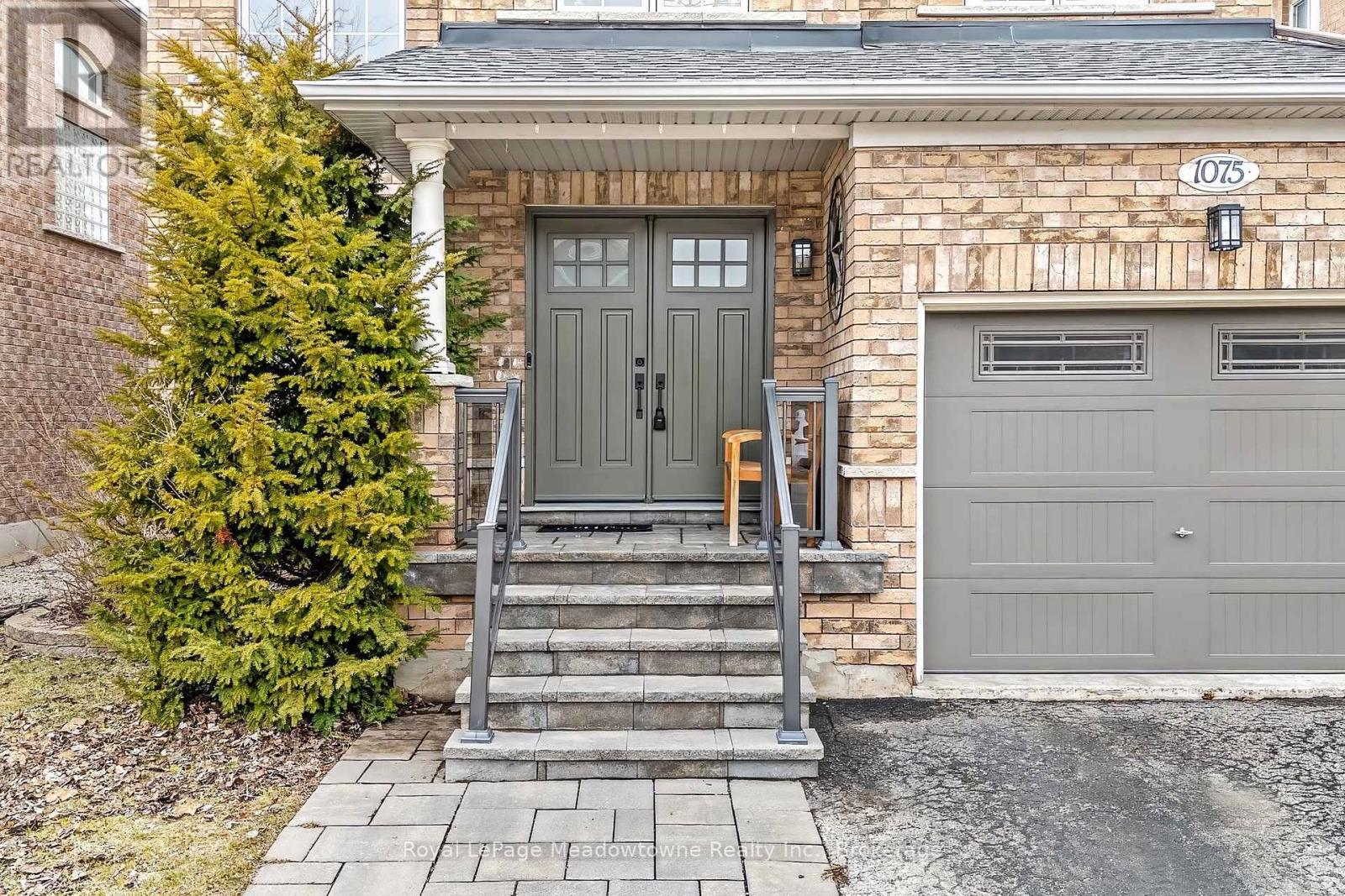 1075 Sprucedale Lane, Milton, Ontario  L9T 5P3 - Photo 3 - W12919860