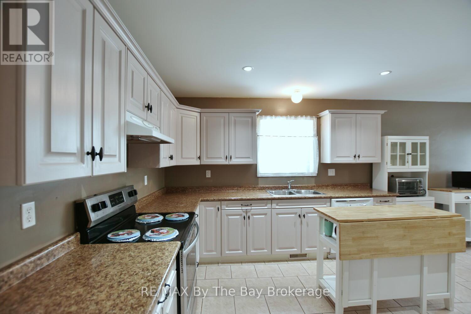 409 Robinson Road, Wasaga Beach, Ontario L9Z 2Z5 - Photo 12 - S12919798