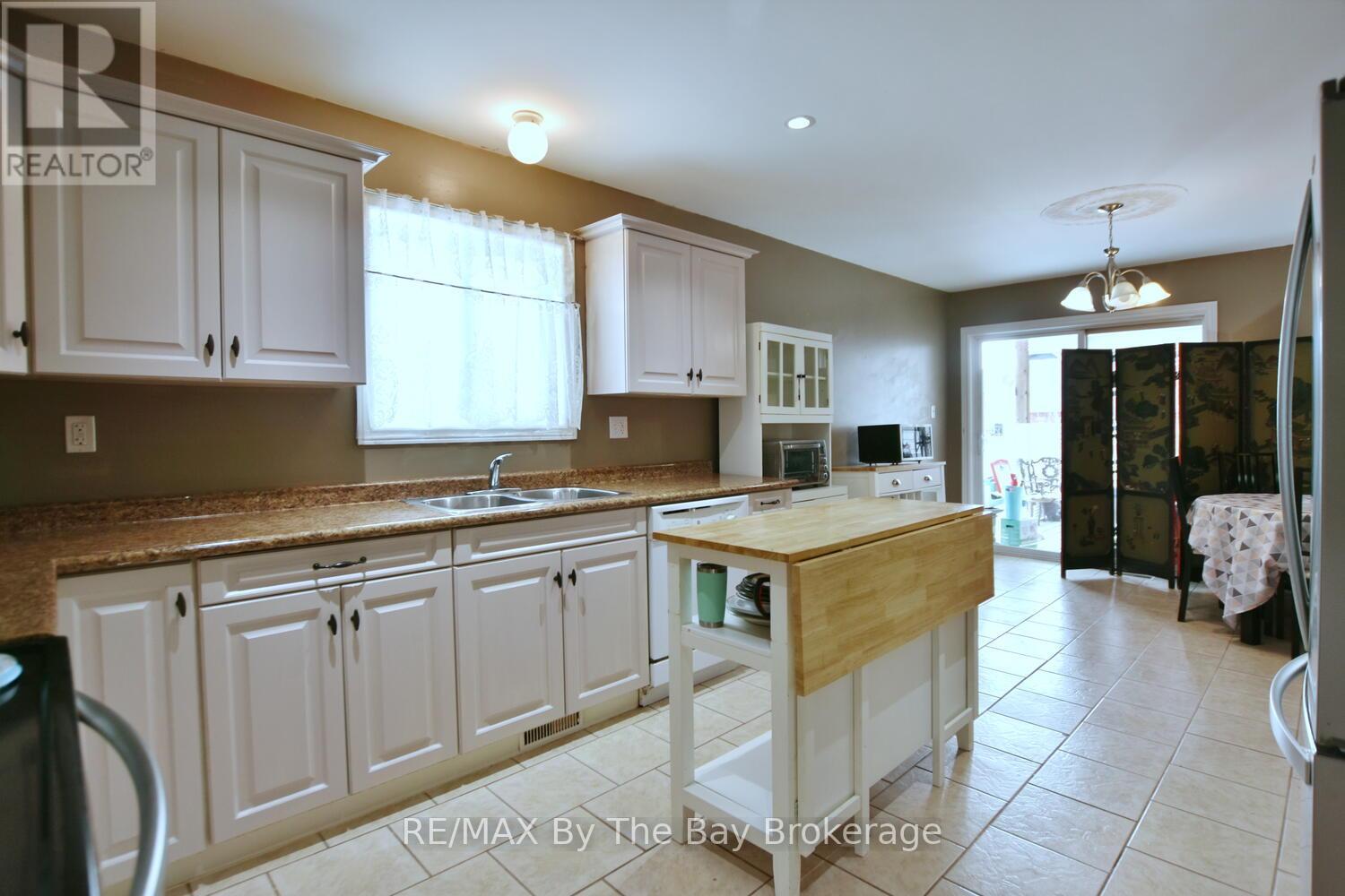 409 Robinson Road, Wasaga Beach, Ontario L9Z 2Z5 - Photo 13 - S12919798