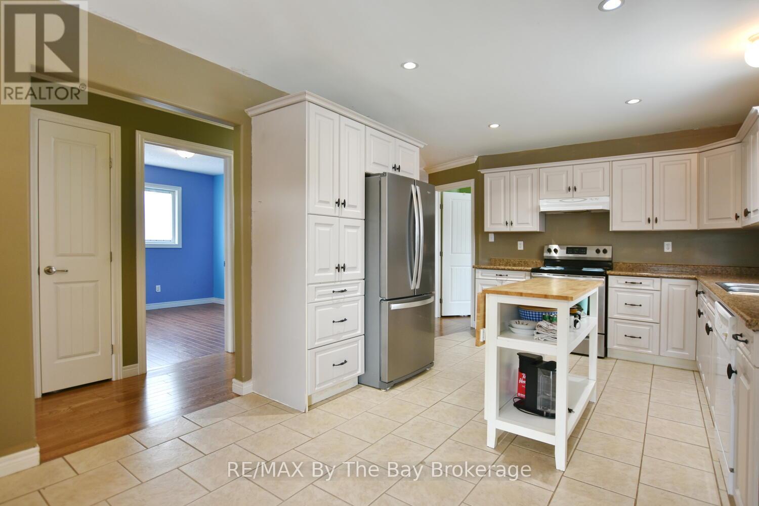 409 Robinson Road, Wasaga Beach, Ontario L9Z 2Z5 - Photo 14 - S12919798