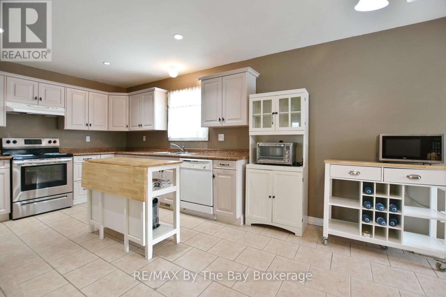 409 Robinson Road, Wasaga Beach, Ontario L9Z 2Z5 - Photo 15 - S12919798