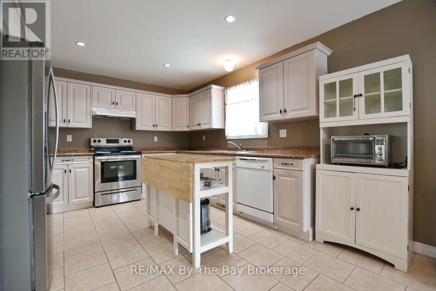 409 Robinson Road, Wasaga Beach, Ontario L9Z 2Z5 - Photo 16 - S12919798