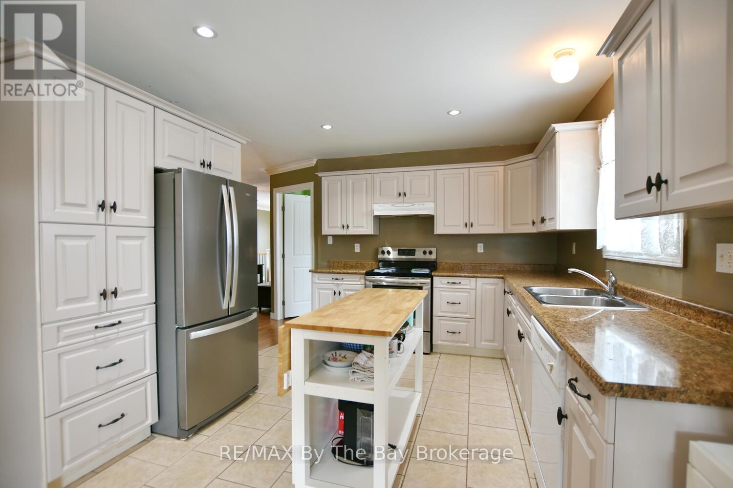 409 Robinson Road, Wasaga Beach, Ontario L9Z 2Z5 - Photo 17 - S12919798