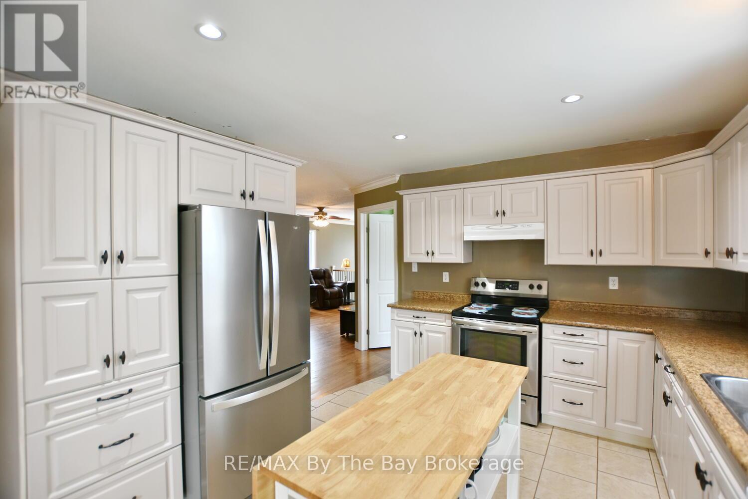 409 Robinson Road, Wasaga Beach, Ontario L9Z 2Z5 - Photo 18 - S12919798